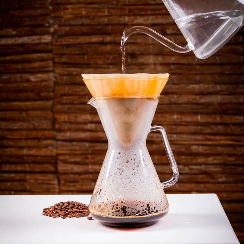 Imagen de la cafetera por goteo de vidrio Brasil haciendo café